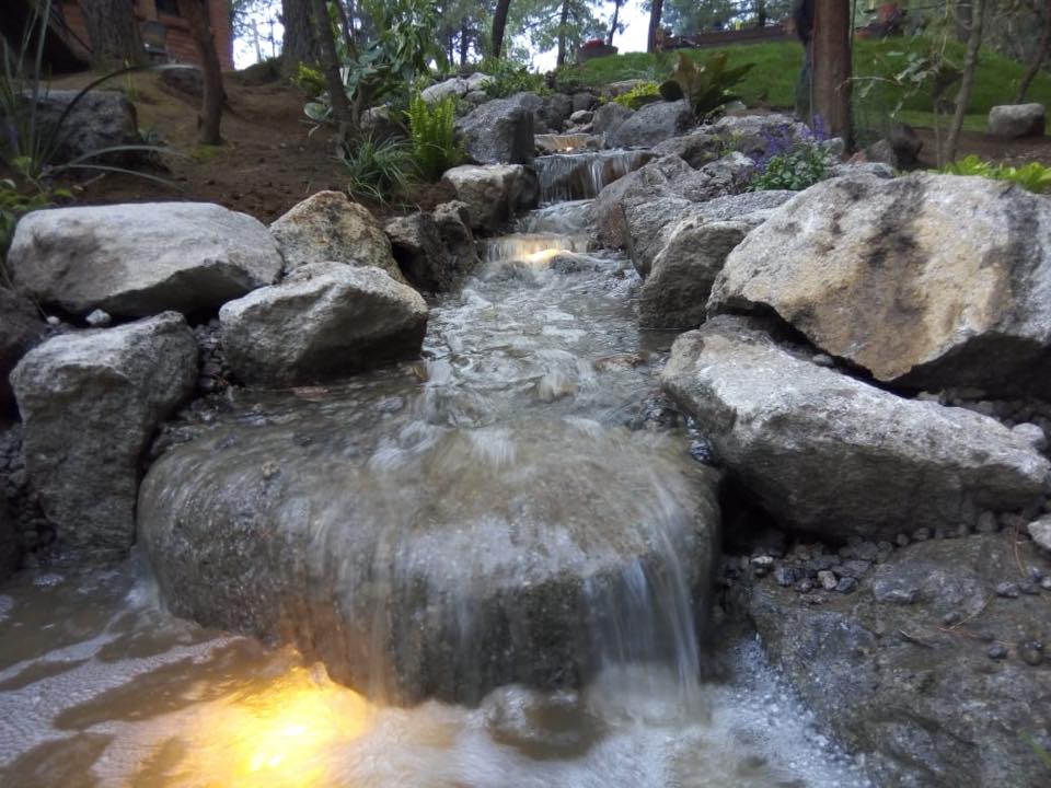 detalle-de-caida-de-agua-con-iluminacion-led-acuapaisajes