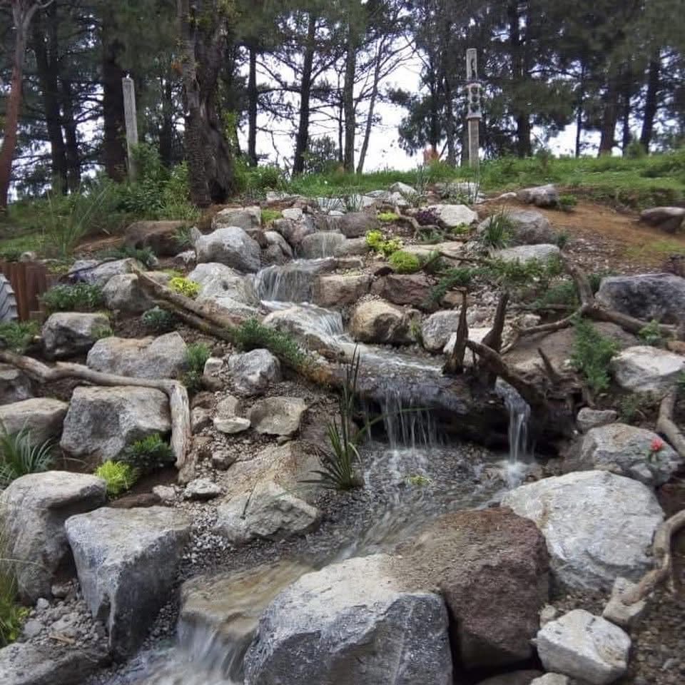 paisajismo-acuatico-con-roca-natural-en-cerro-amecameca